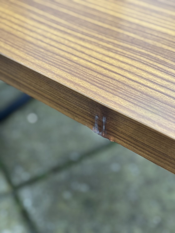 Image 1 of Tavolino da caffè impiallacciato in noce