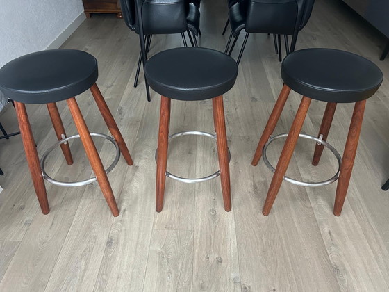 Image 1 of Carl Hanson & Son 3x tabourets de bar en noyer avec assise en cuir