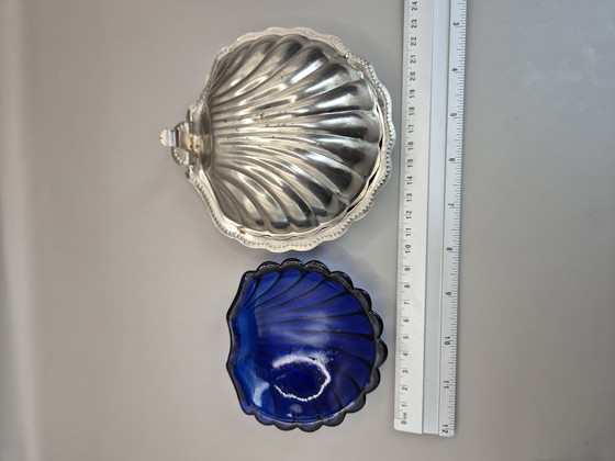 Image 1 of Vintage roestvrijstalen schelpschaal met kobaltblauwe glazen inzet - kaviaar- of boterserver