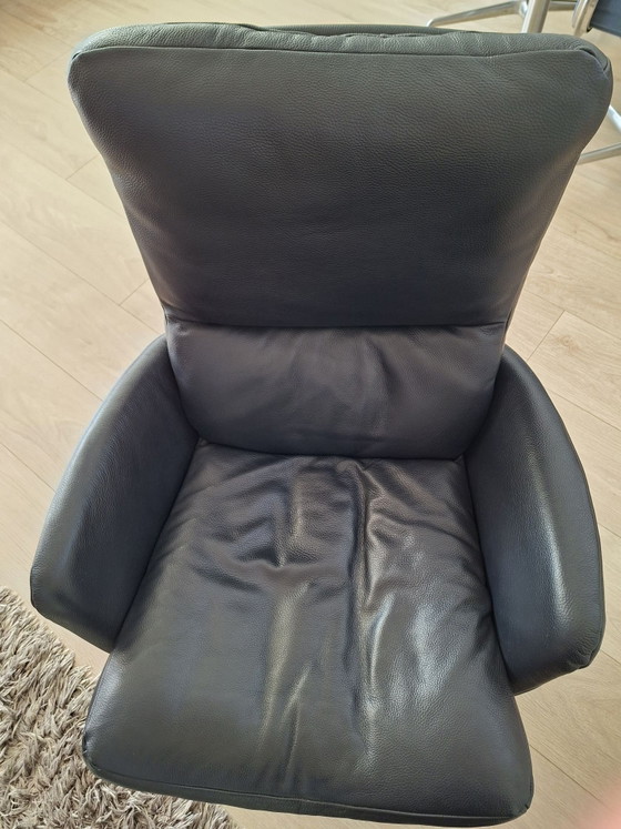 Fauteuil pivotant bleu avec pied en chrome brossé, Chaises pivotantes, Cuir (photo 3 sur 5)