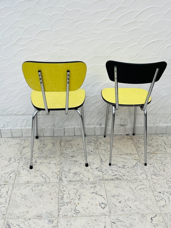 Image 1 of Een paar vintage chromen gele Formica keukenstoelen