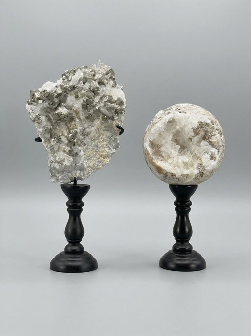 Dúo de pirita y cuarzo cristalino: escultura mineral sobre pedestales.
