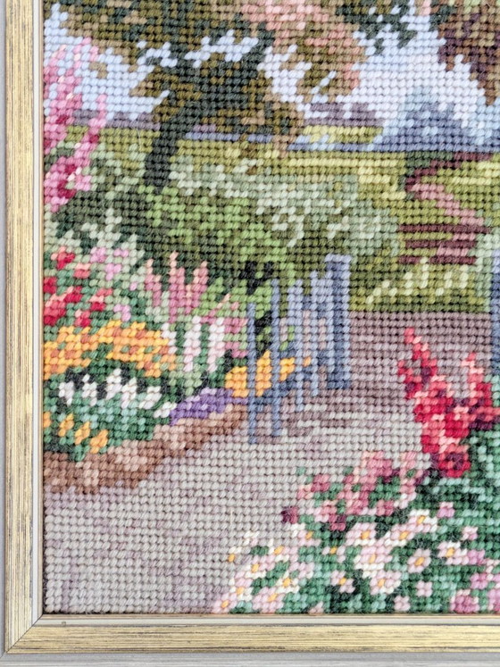 Image 1 of Ricamo vintage incorniciato con scena di giardino primaverile, arazzo da parete per arredamento in stile cottage.