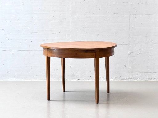 Round dining table made of solid alder wood