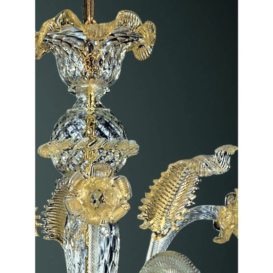 Image 1 of Lámpara de araña de lujo veneciana con diseño floral y detalles en pan de oro de Murano — Soplada a mano