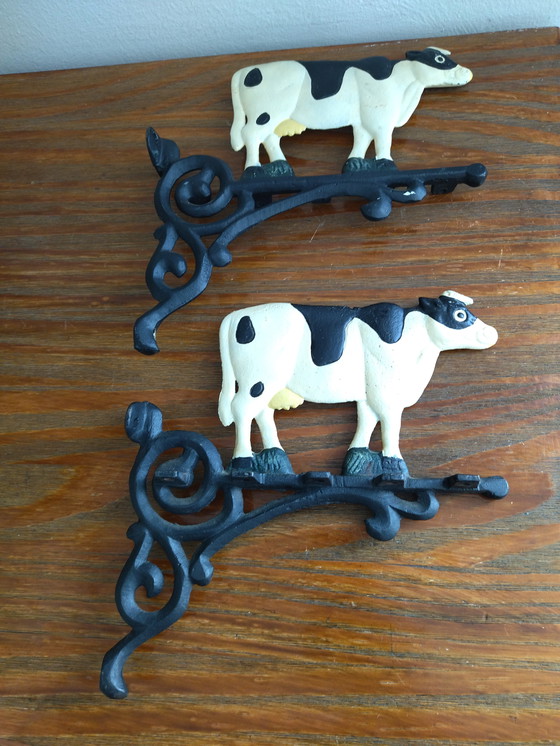 Image 1 of Paire d’équerres vintage en fonte à motif vaches – 