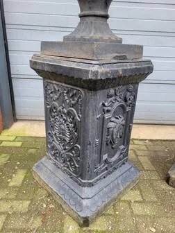 Grandi vasi antichi in ghisa su piedistallo, Mobili da giardino, Ferro, Nero, Vintage (foto 6 di 14)