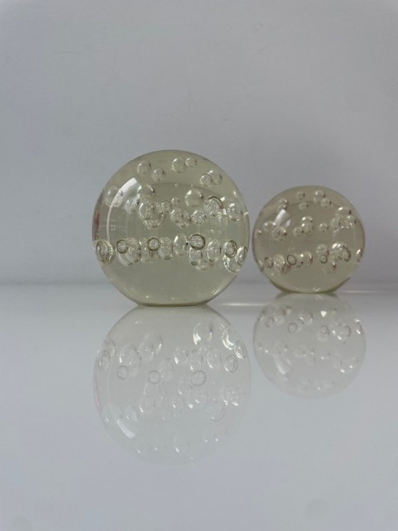 Image 1 of Juego de 4 esferas de cristal de IKEA, rojas y azules transparentes.