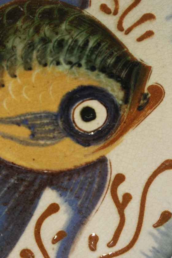 Image 1 of Puidgemont - Gran plato de pared con motivo de peces, terracota vidriada, España, siglo XX