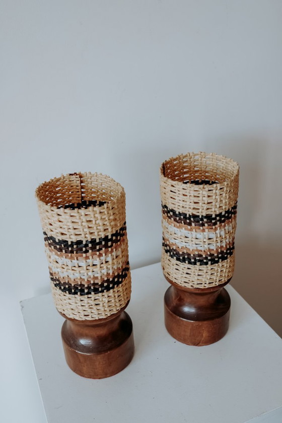 Image 1 of Set di 2 lampade da notte in legno con paralumi intrecciati, anni '70