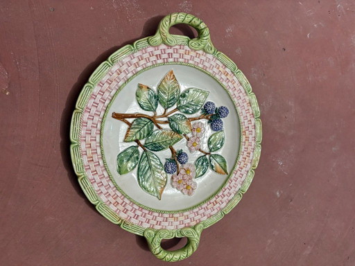 Serviertablett aus Porzellan in Lanzenform mit Fruchtmotiven