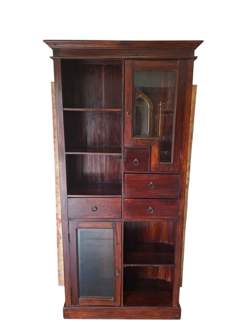 Koloniale vitrinekast, boekenkast, drankkast afm. 97x39cm en 200cm hoog. – vitrinekasten, Glass, Metal