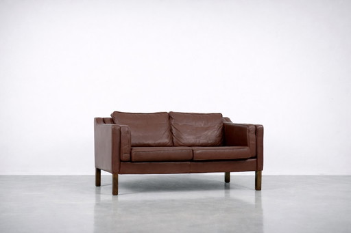 Sofá vintage de cuero marrón de estilo escandinavo moderno de mediados de siglo, década de 1970