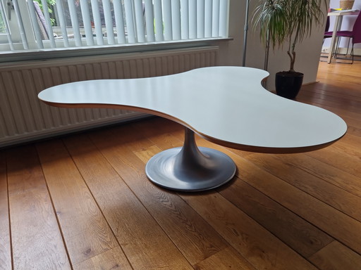 Table basse design à 3 pieds avec pied rond en acier inoxydable