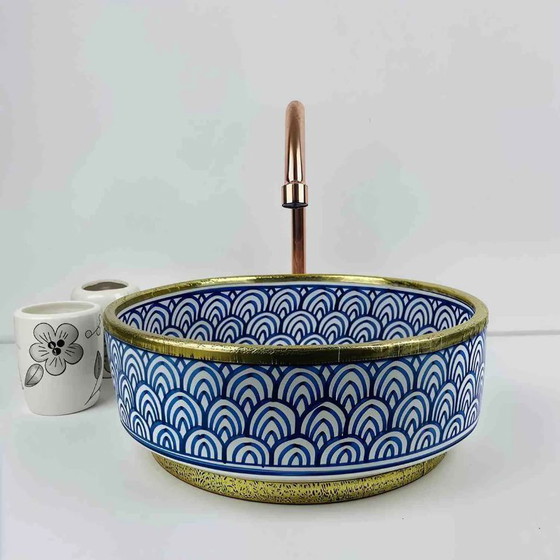 Image 1 of Lavabo marroquí azul pintado a mano con borde de latón elegante