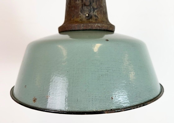 Image 1 of Industriële fabriekslamp van petroleum-email met gietijzeren bovenkant, jaren 60