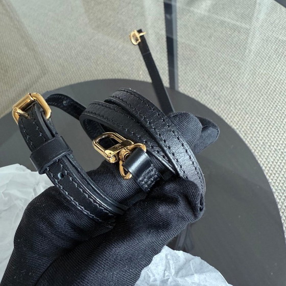 Image 1 of LOUIS VUITTON PETITE MALLE - SAC BANDOULIÈRE EPI ROSE CLAIR AVEC FERMOIRS DORÉS