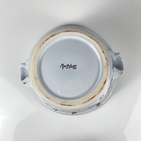 Image 1 of Grande insalatiera in terracotta dipinta a mano, firmata “Moustiers” sul retro, XX secolo