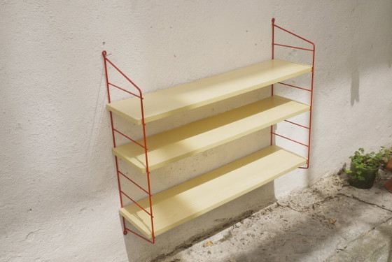 Estantería de pared estilo Tomado String, alambre de metal rojo, chapa de roble, estilo escalera de mediados (photo 6 of 23)