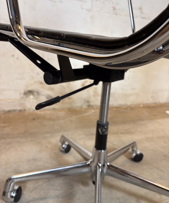 Image 1 of Vitra EA 119 Charles & Ray Eames Piel, Aluminio - Negro - Silla de oficina, Silla de diseño