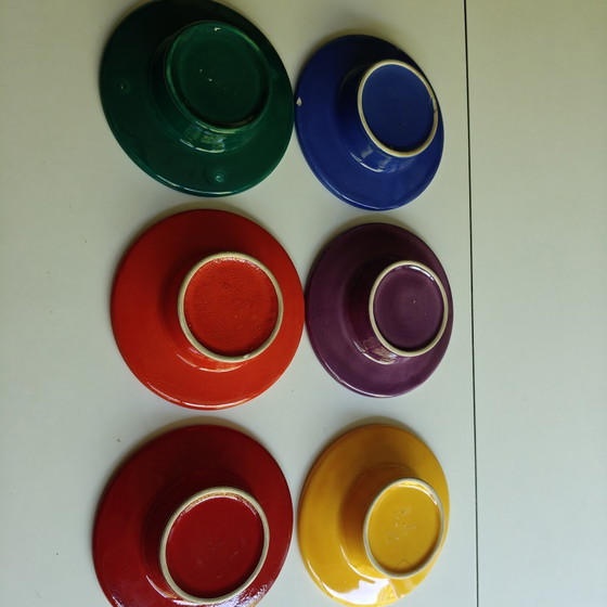 Image 1 of Juego de 6 coloridos cuencos de cerámica esmaltada con un vibrante estilo posmoderno/Memphis de los años 80.