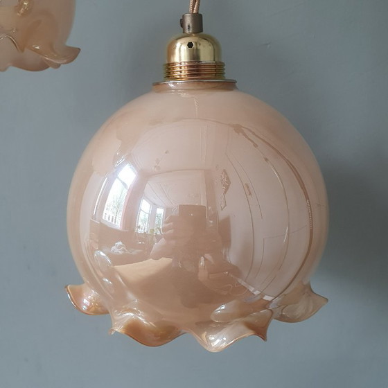 Image 1 of Ensemble vintage de lampes suspendues en opaline en forme de gobelet avec un éclat nacré.