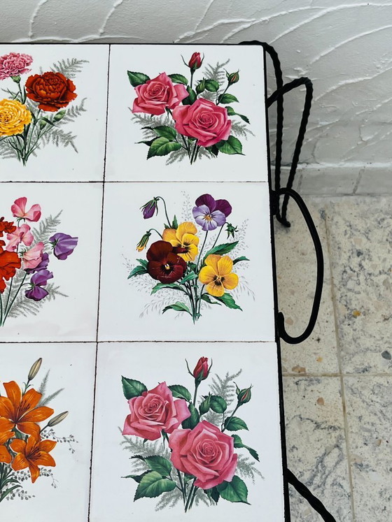 Image 1 of Vintage salontafel van smeedijzer met bloemmotief op de tegels.