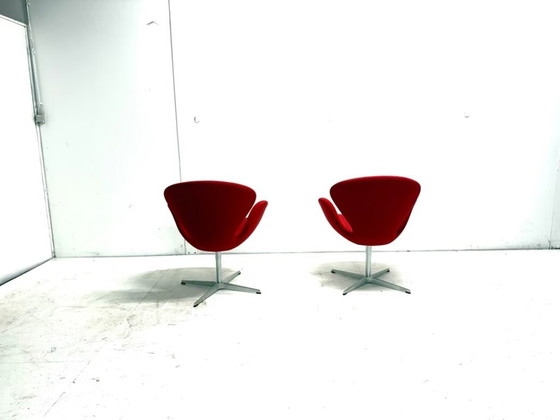 2x Fritz Hansen Swan chair Arne Jacobsen Poltrona Girevole, Sedie girevoli, Tessile, Alluminio, Rosso, Vintage (foto 4 di 14)