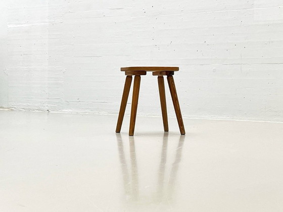 Image 1 of Zwitserse houten vierpootkruk gemaakt van dennenhout