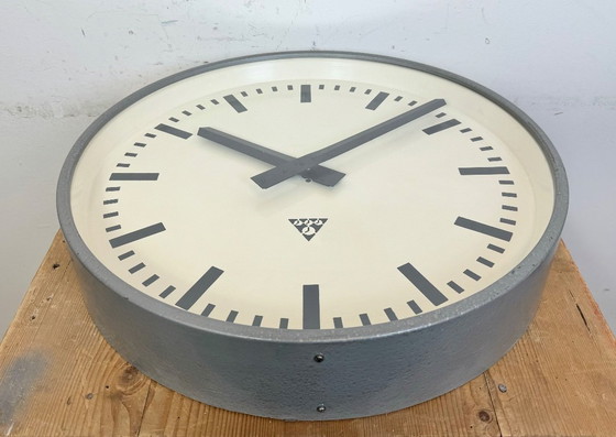 Image 1 of Grote grijze industriële fabriekswandklok van Pragotron, jaren 60