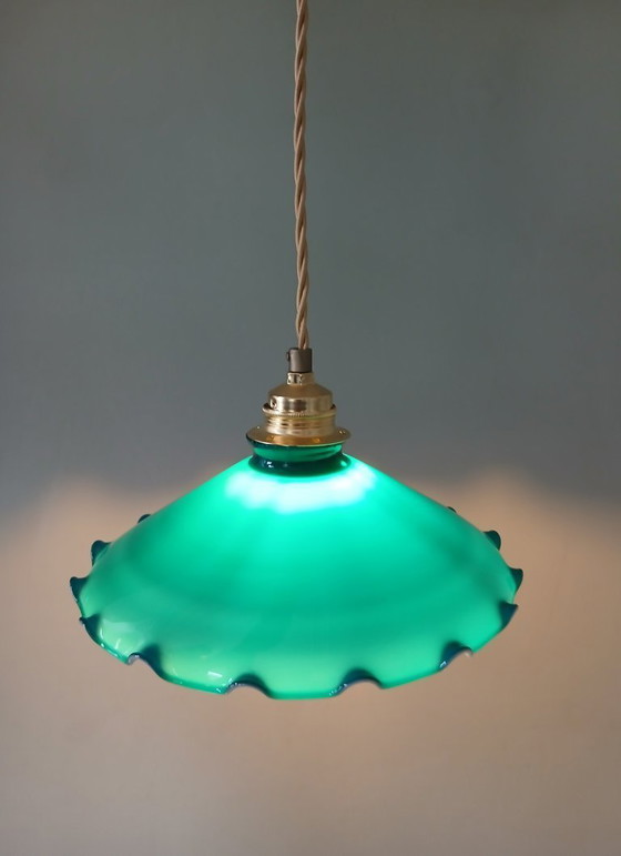 Image 1 of vintage groene opaline glazen hanglamp. Antieke plafondlamp in diep-groene kleur. 
