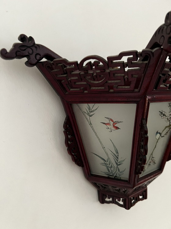 Image 1 of Paire d'appliques murales chinoises vintage en bois sculpté, style lanterne de palais - Panneaux de verre peints à la main à l'e