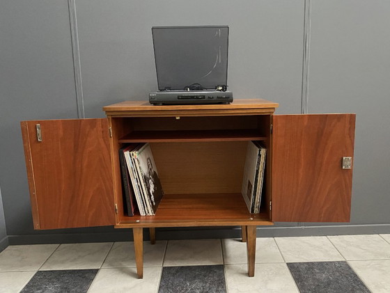 Image 1 of La parte superiore del giradischi/mobile audio può ruotare negli anni '60