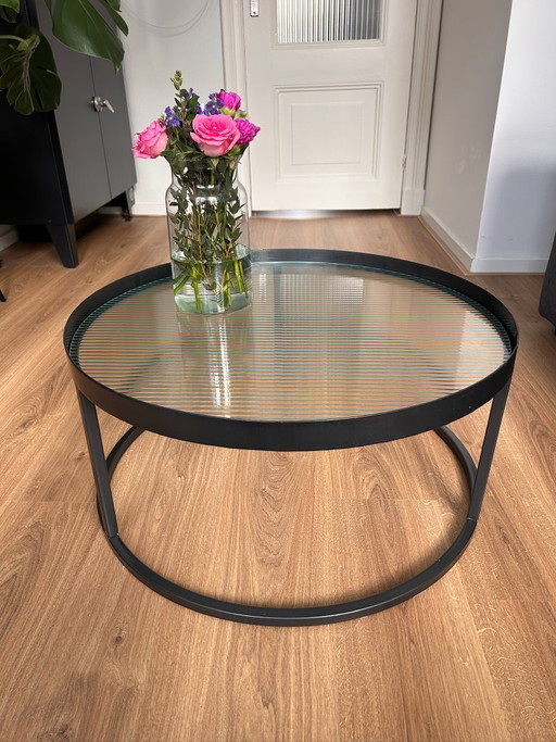 Dutchbone Boli – runder Couchtisch | schwarzes Metall & geriffeltes Glas