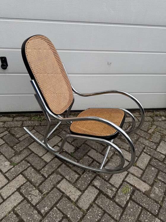 Image 1 of Sedia a dondolo vintage in stile Marcel Breuer con struttura cromata e seduta in vimini.