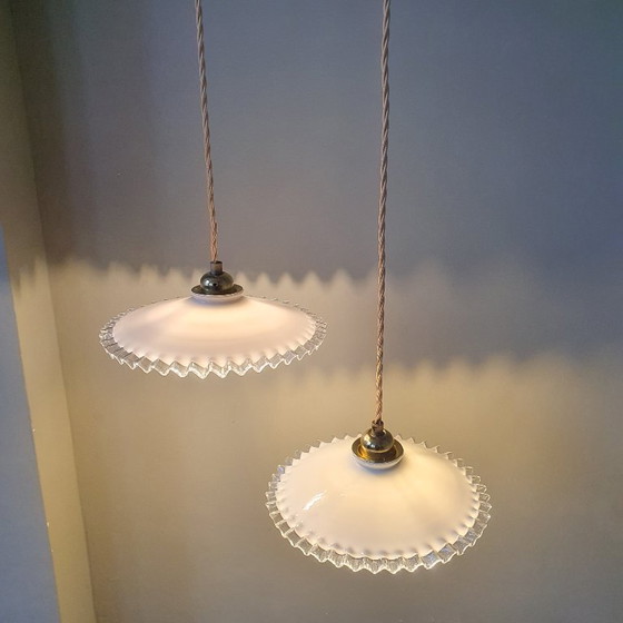 Image 1 of Set di 2 lampade a sospensione francesi in vetro opalino degli anni '30. Modello Piecrust.