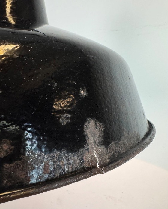 Image 1 of Industriële zwarte geëmailleerde fabriekslamp met gietijzeren bovenkant, jaren 50