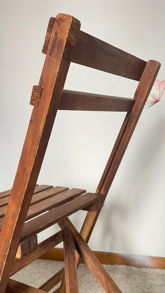 Image 1 of Antieke opklapbare houten stoel, een praktische en geometrische zitplaats. We zijn helemaal gecharmeerd van deze antieke stoel.
