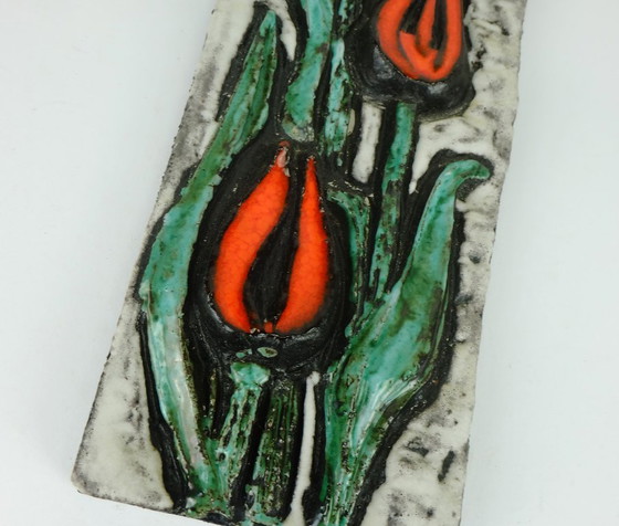 Image 1 of Keramische wandtegel uit de jaren 70 met tulpmotief en een ruwe glazuurlaag.