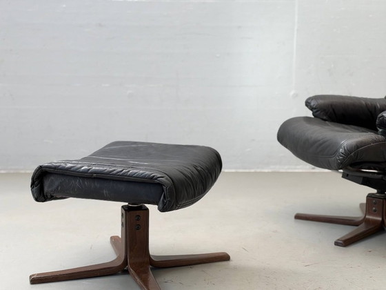 Fauteuil Relax Vintage avec Pouf – Cuir Noir & Bois, Scandinavie, Années 1970 – Leather (photo 3 of 18)