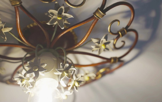 Image 1 of Lampada da soffitto italiana Tole a forma di petalo, colore rosso, oro e bianco, con motivo floreale, stile Mid-Century.