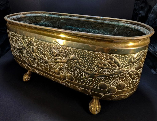 Macetero de latón antiguo – Decoración de hojas y cerezos repujados – c.1900 – plantenbak, Brass