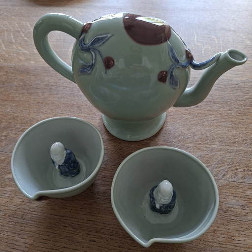 Chinese Cadogan teapot with cups