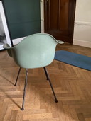 Chaise Vitra Eames en fibre de verre
