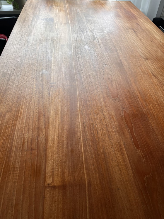 Image 1 of Table de salle à manger en teck massif.