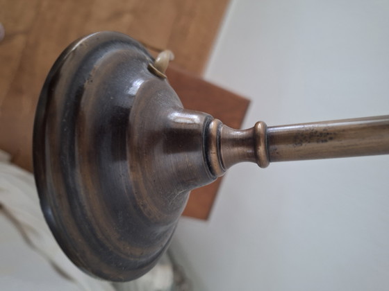 Schöne, schlanke Lampe aus Bronze/Messing mit gestreiftem Schirm, vermutlich von Kullmann. – Tischlampen (photo 6 of 6)