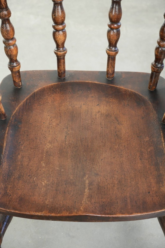 Image 1 of Houten Engelse antieke pub/ captain chair uit eind 19e eeuw met karakter en een prachtige kleurstelling