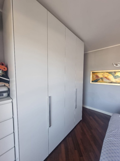 Habitación doble con dos mesitas de noche, cama, armario grande y pequeño. – tweepersoonsbedden, Metal, Textile