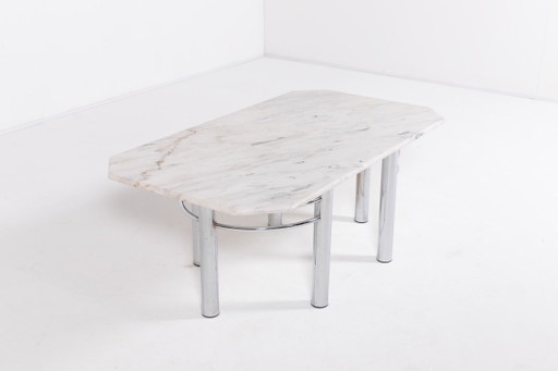 Tavolino da caffè in marmo dal design moderno italiano.