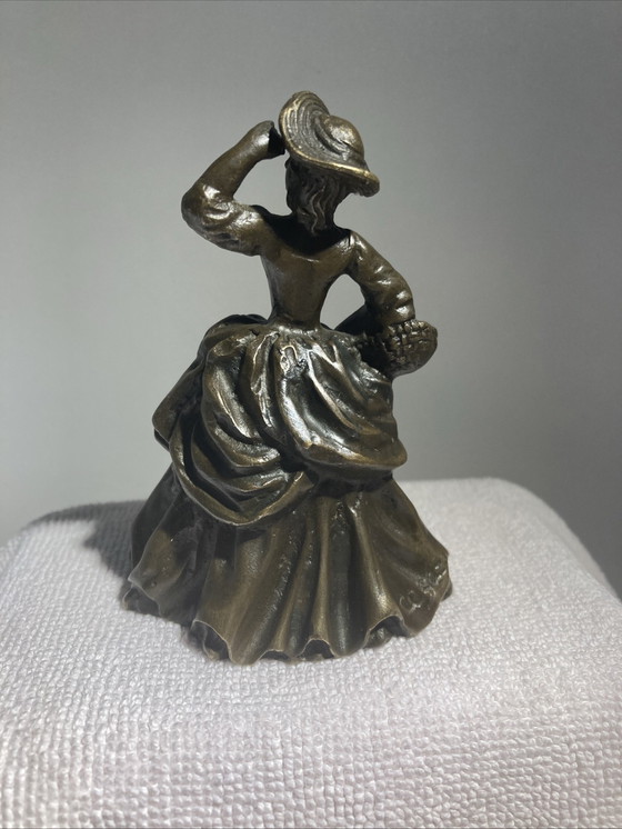 Image 1 of Campanello di servizio in bronzo d'epoca raffigurante una donna aristocratica
